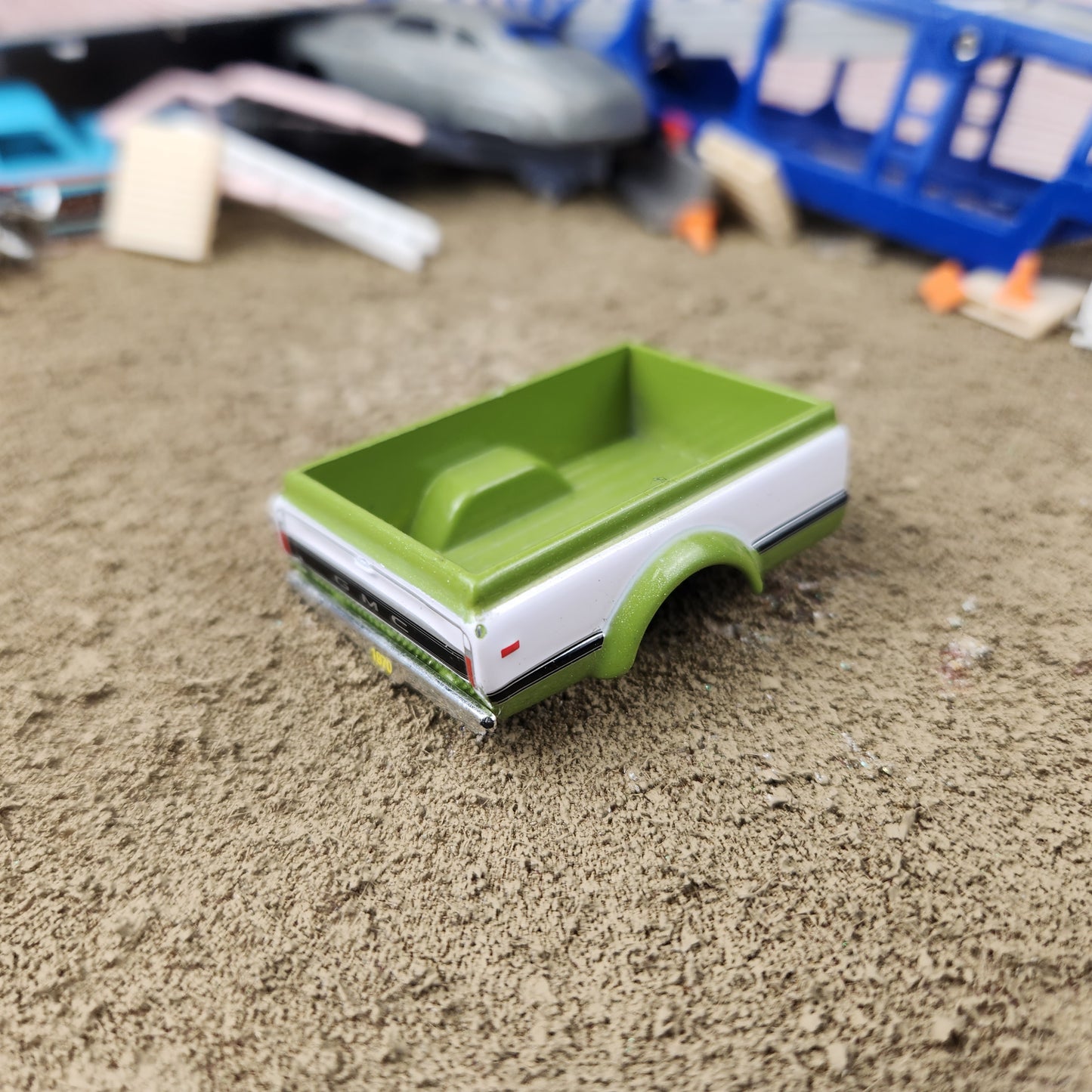 1:64 M2 Machines 1970 GMC 5500 Truck Bed Body Green White