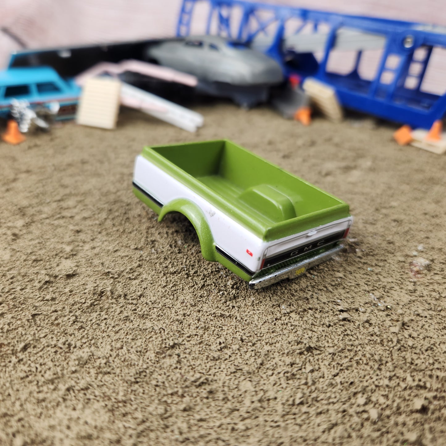 1:64 M2 Machines 1970 GMC 5500 Truck Bed Body Green White