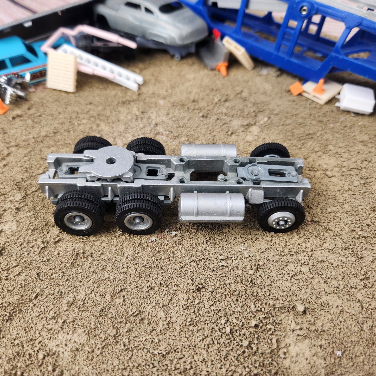 1:64 Scale Winross Semi Truck Tandem Axle Frame with Tanks