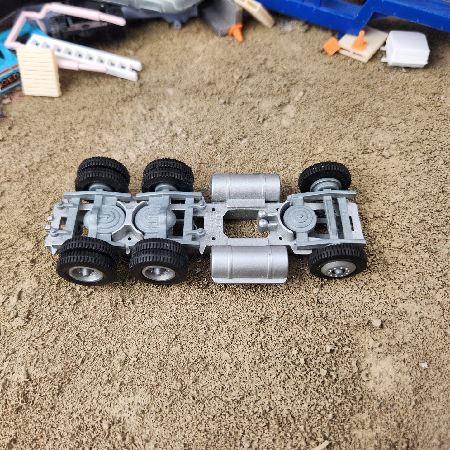 1:64 Scale Winross Semi Truck Tandem Axle Frame with Tanks