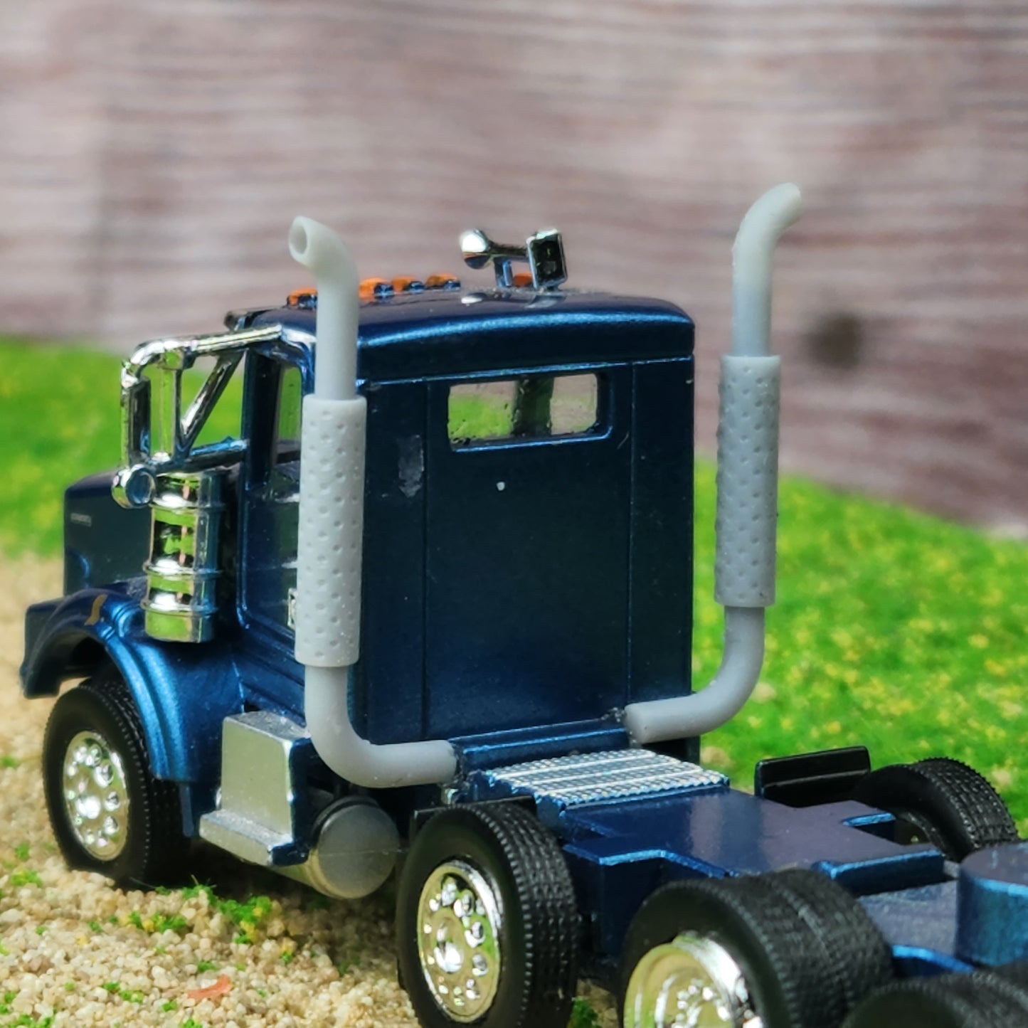 1:87 Scale 3D Printed Semi Truck Short 7" Angled Out Exhaust Stacks Heat Shield