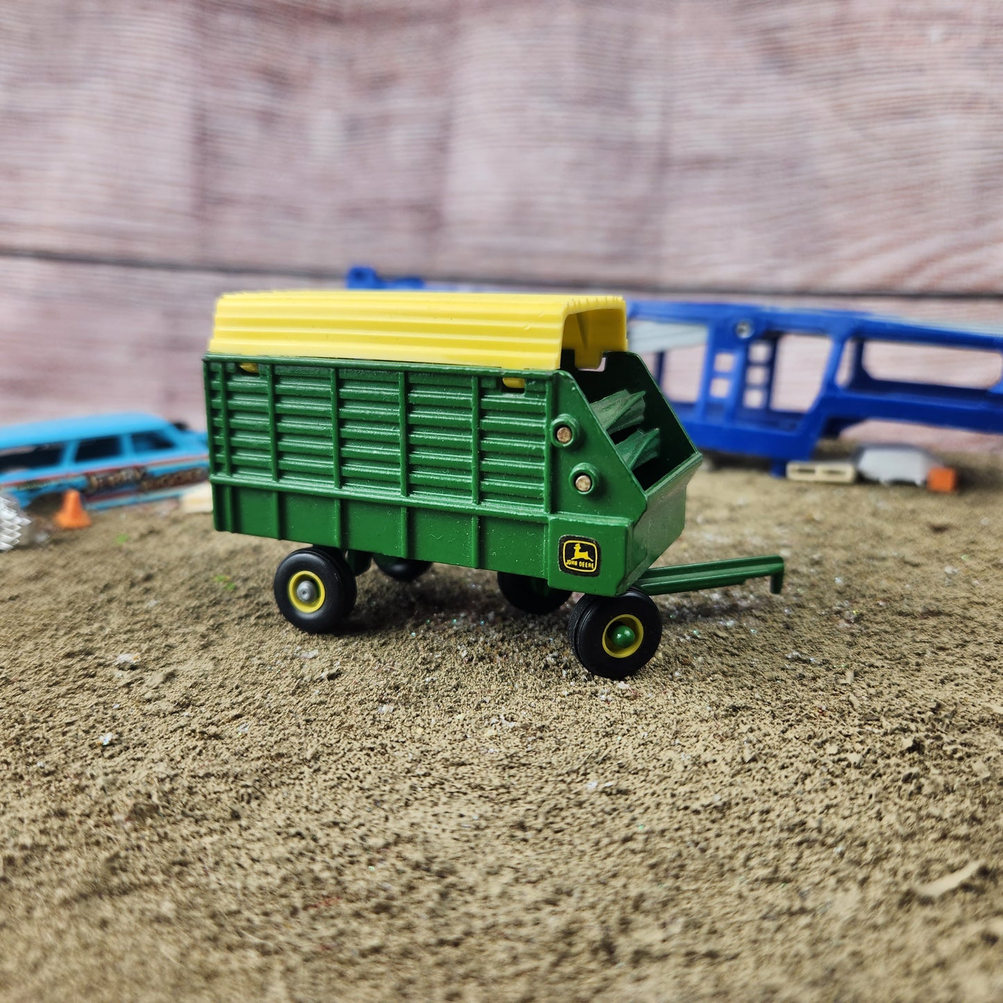 1:64 Ertl Covered Forage Wagon John Deere