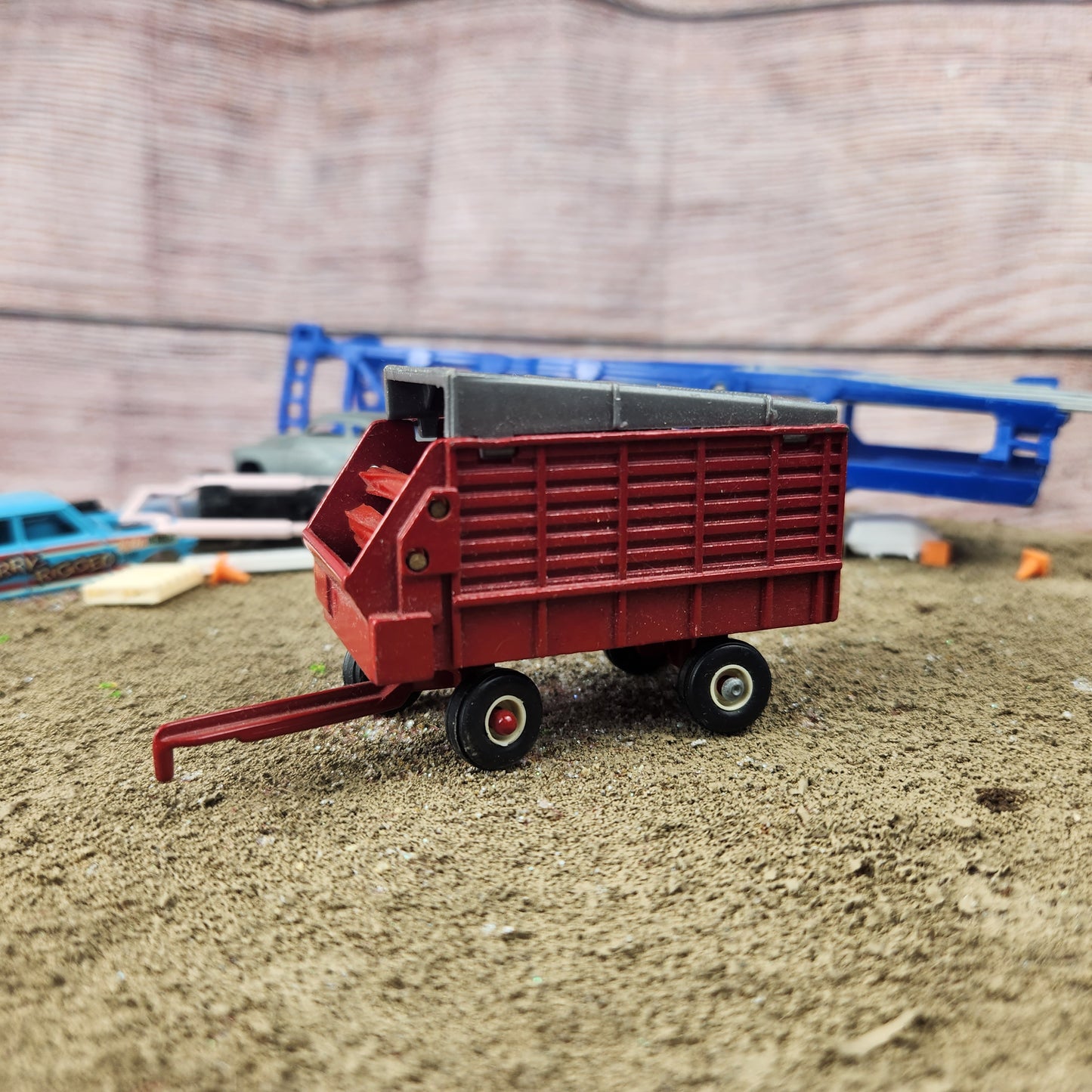 1:64 Ertl Covered Forage Wagon Red Grey