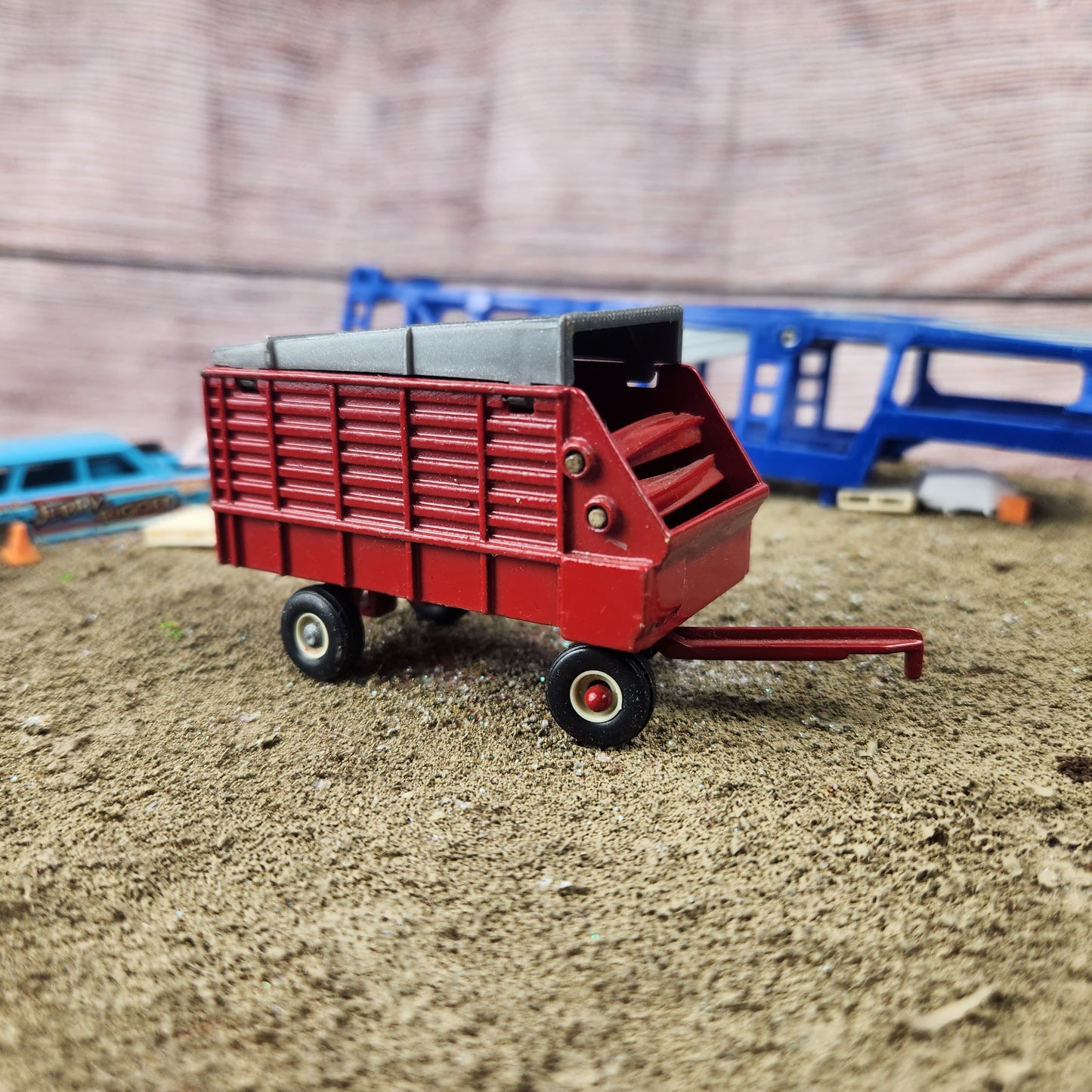 1:64 Ertl Covered Forage Wagon Red Grey