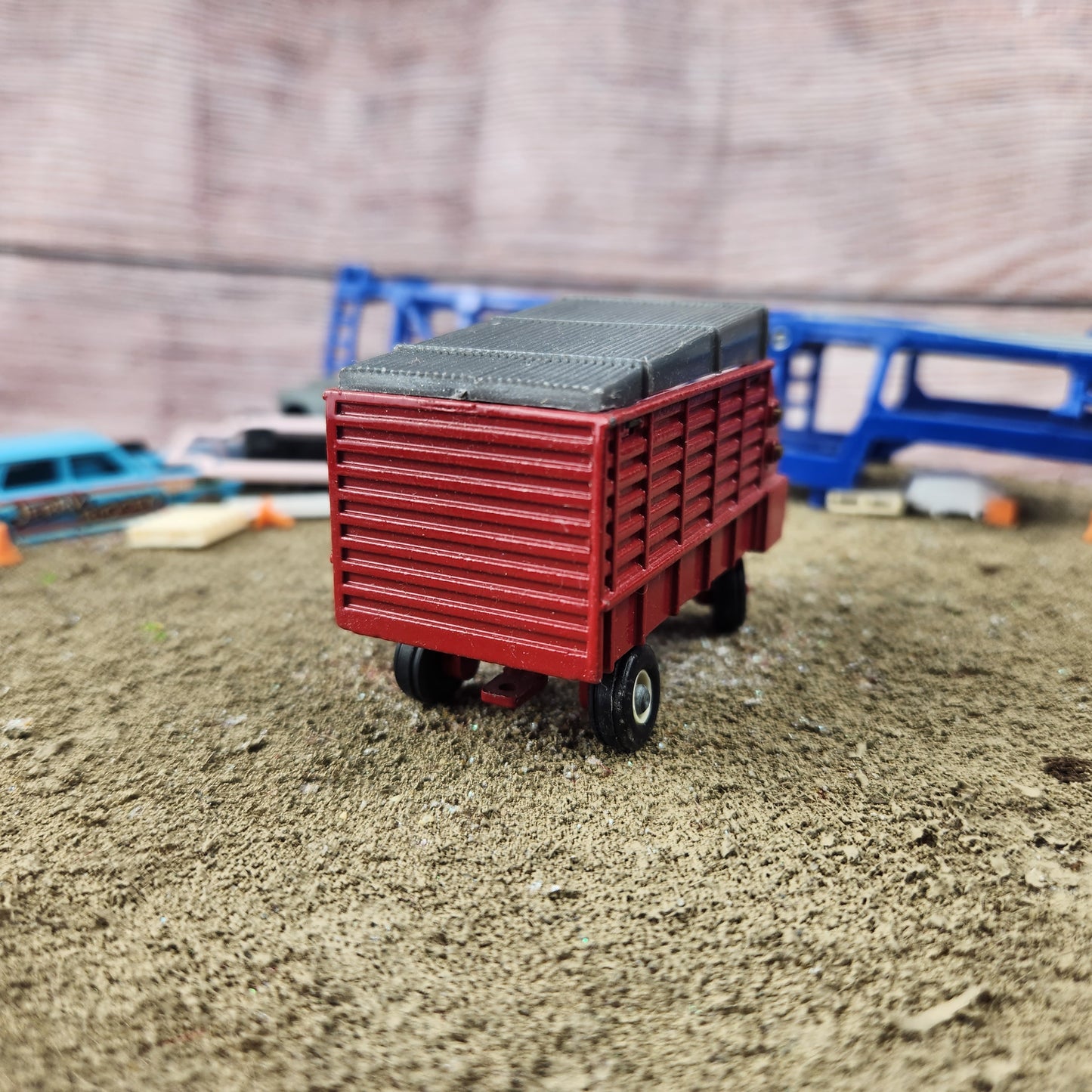 1:64 Ertl Covered Forage Wagon Red Grey