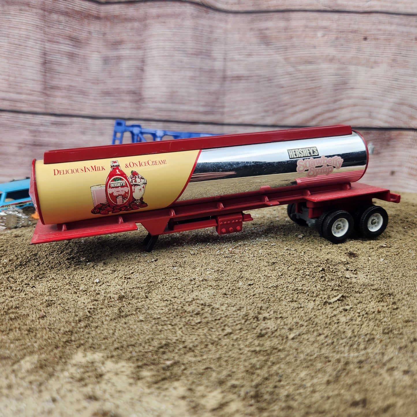 1:64 Winross Hersheys Strawberry Syrup Tanker Trailer