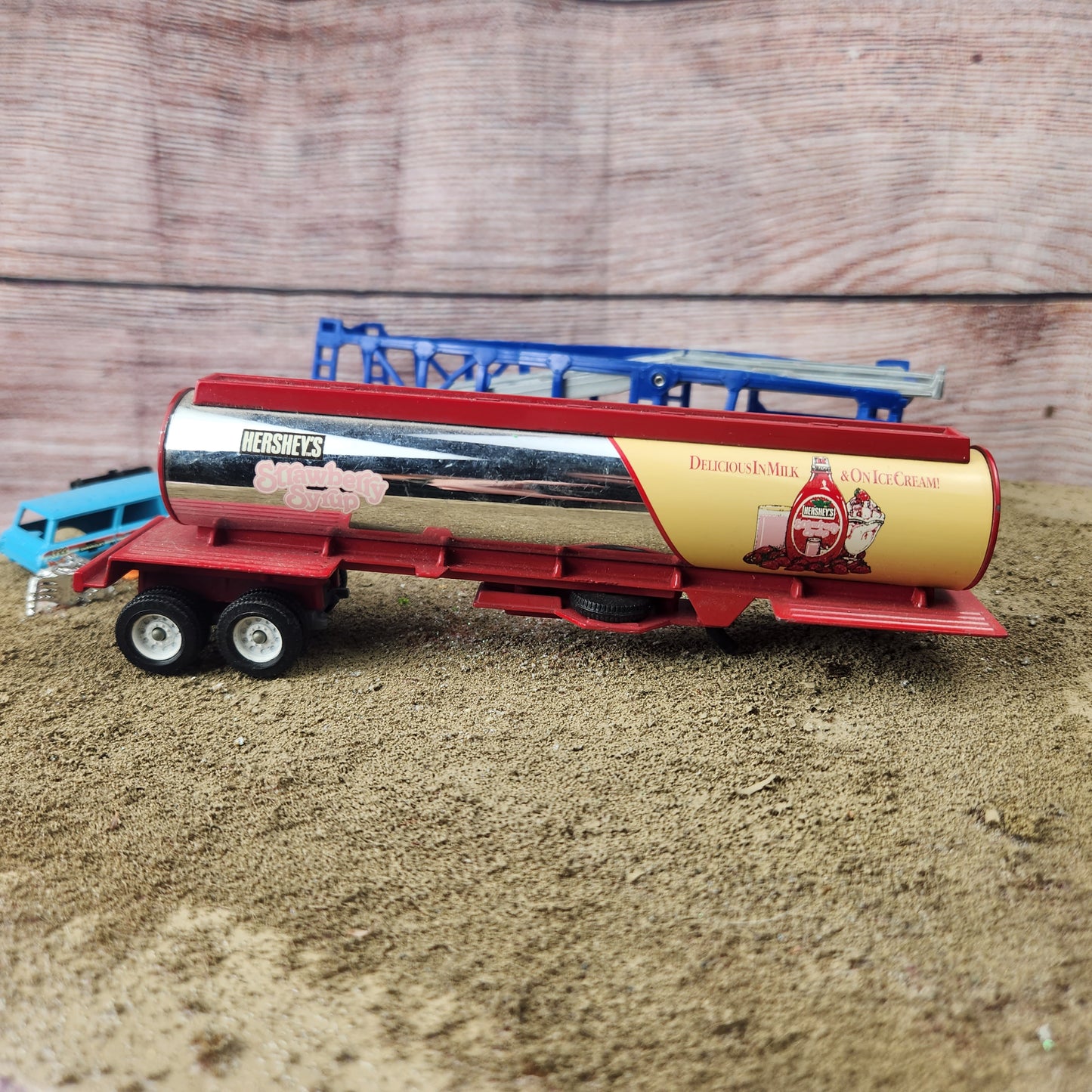 1:64 Winross Hersheys Strawberry Syrup Tanker Trailer