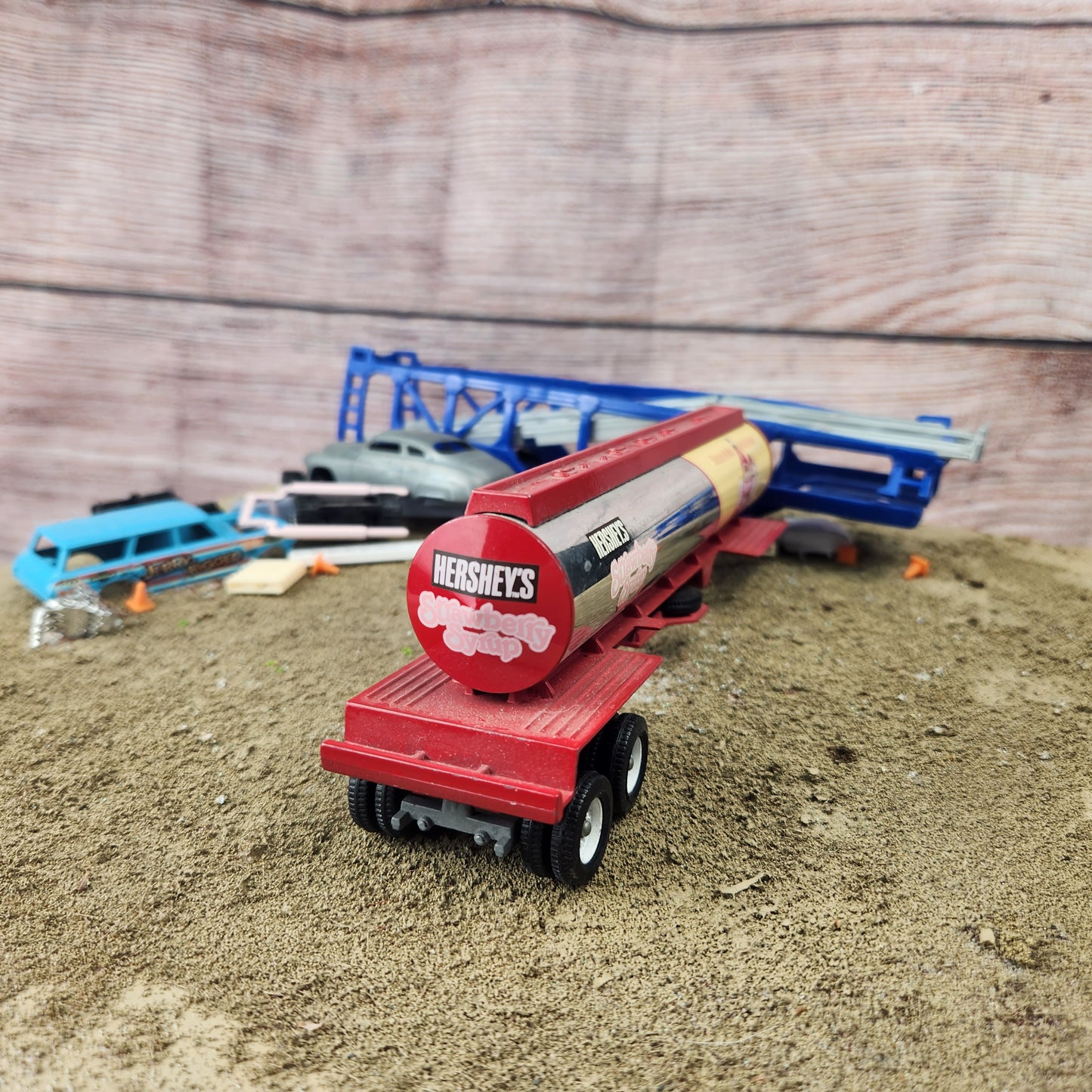 1:64 Winross Hersheys Strawberry Syrup Tanker Trailer