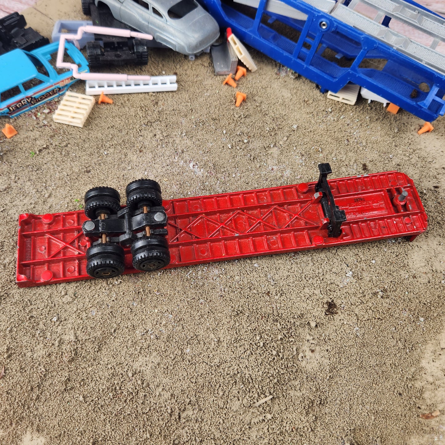 1:64 Ertl Vintage Flatbed Semi Trailer Red