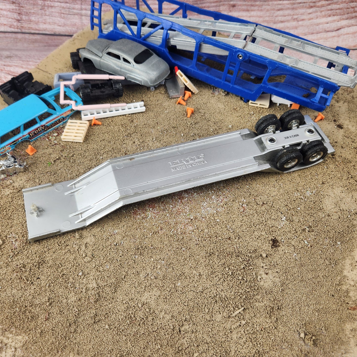 1:64 Ertl Lowboy Silver Semi Trailer