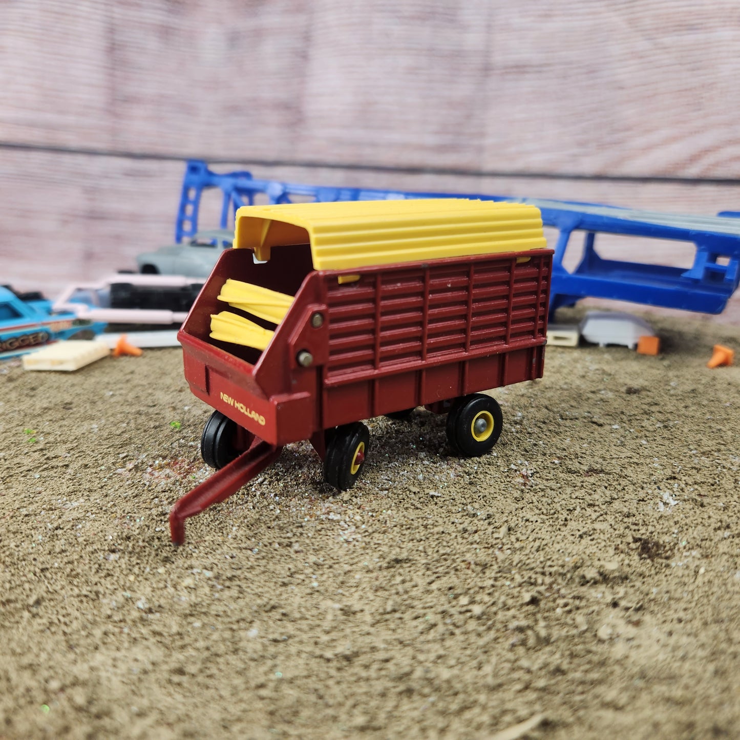 1:64 Ertl New Holland Covered Forage Wagon