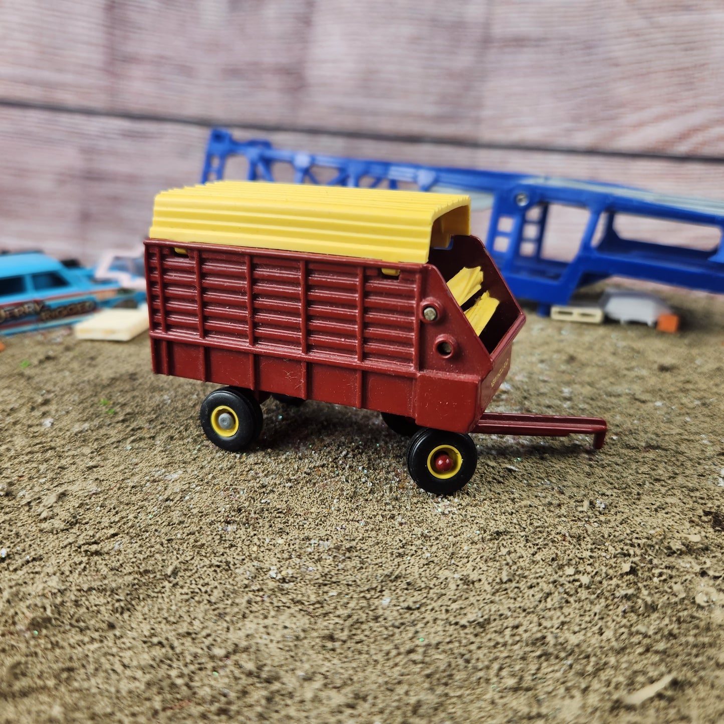 1:64 Ertl New Holland Covered Forage Wagon
