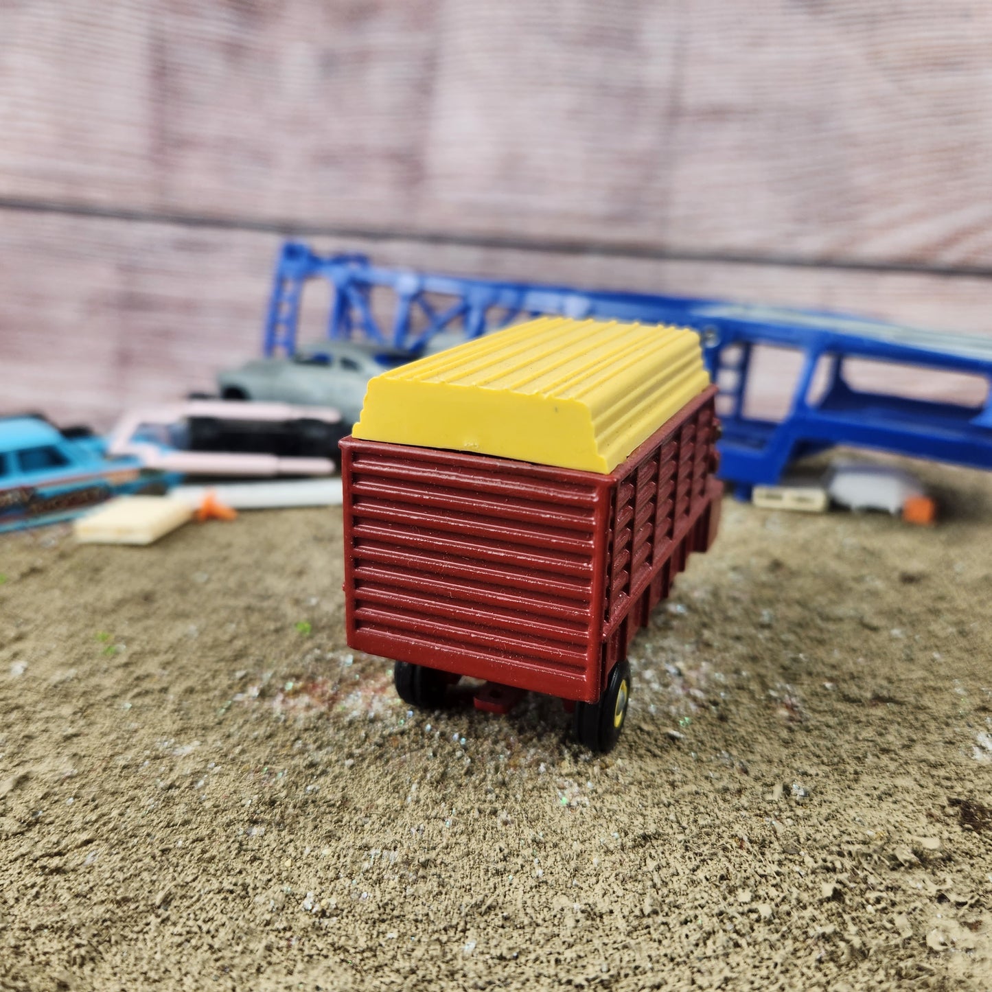 1:64 Ertl New Holland Covered Forage Wagon