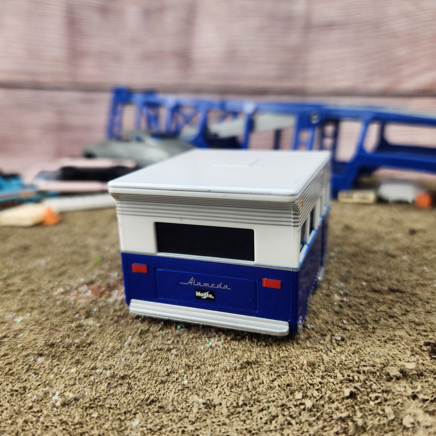 1:64 Maisto Alameda Camper Trailer