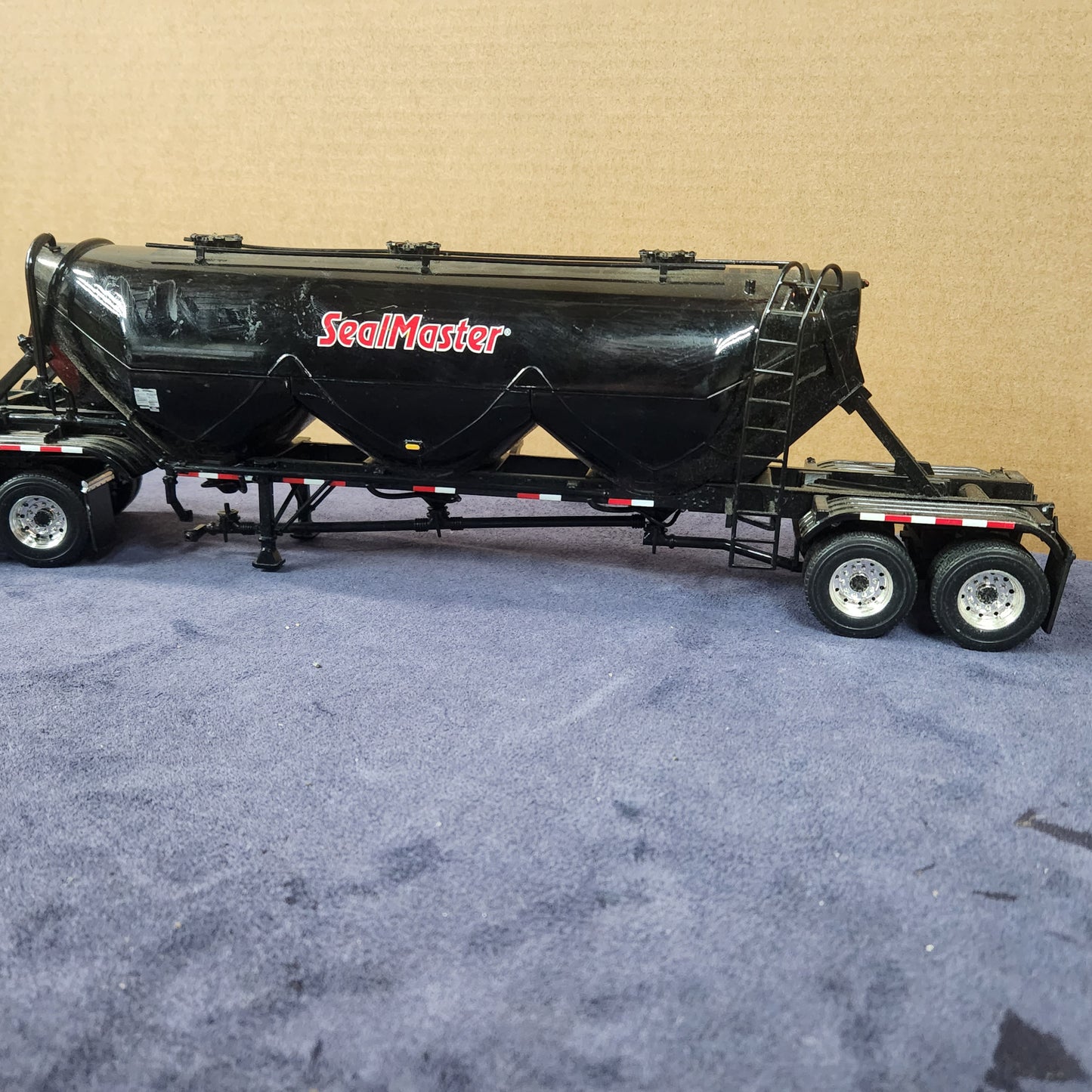 First Gear 1:34 Scale Mack Granite with SealMaster Dry Bulk Tanker Trailer