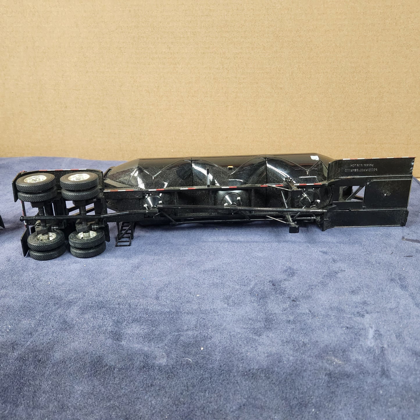 First Gear 1:34 Scale Mack Granite with SealMaster Dry Bulk Tanker Trailer