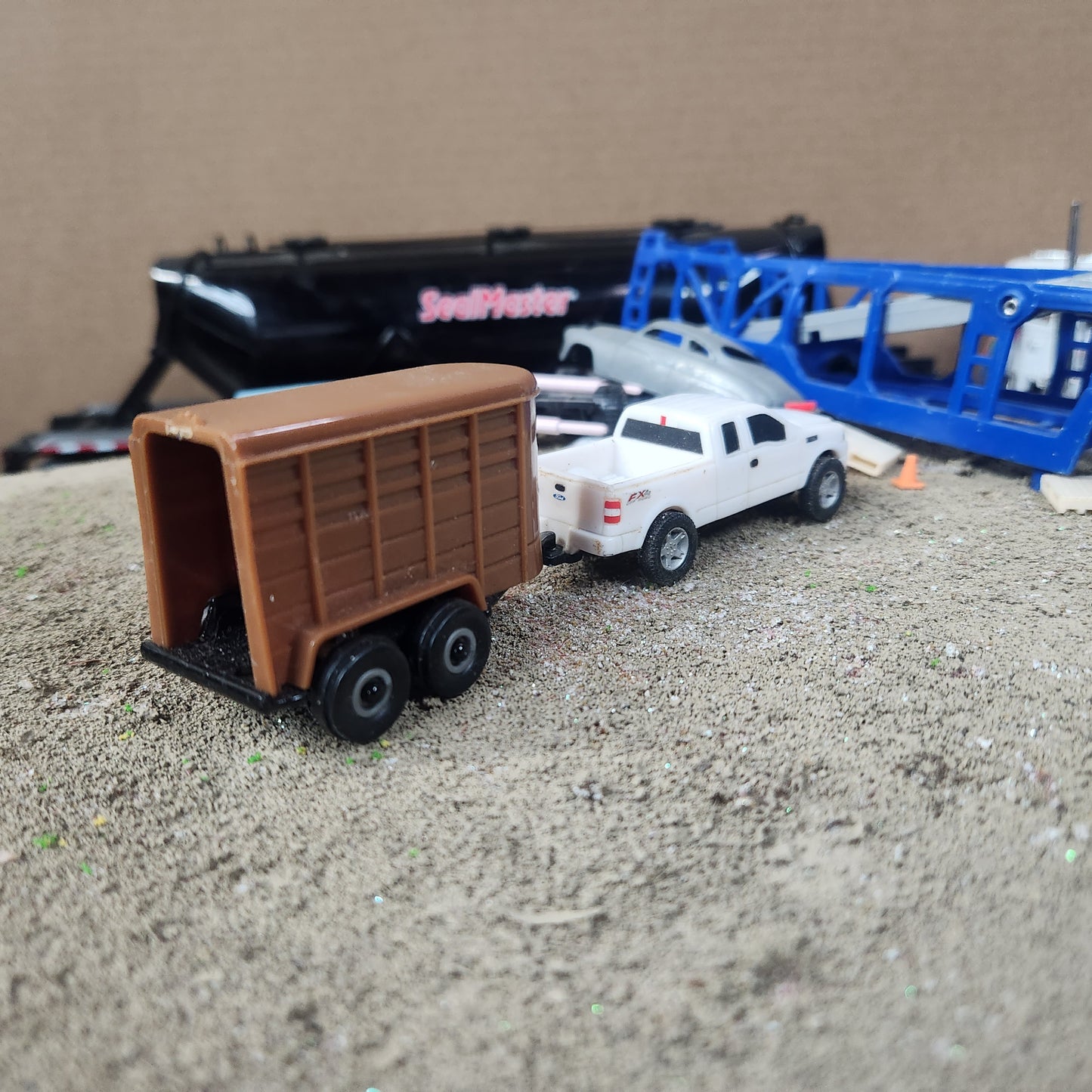 1:64 Ertl F150 with Livestock Trailer