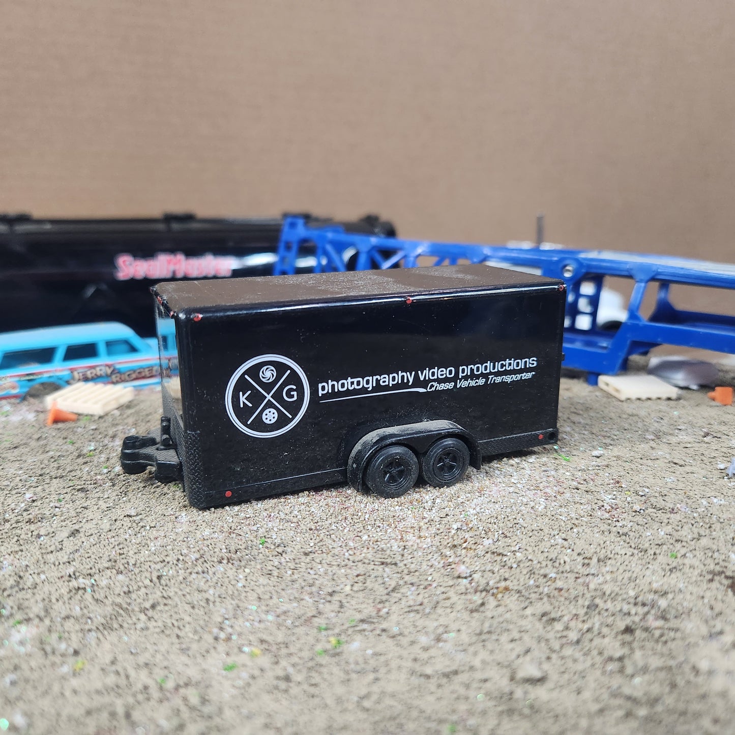 1:64 Maisto Enclosed Car Hauler Trailer Black