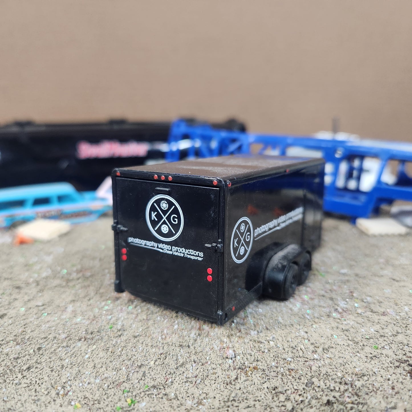 1:64 Maisto Enclosed Car Hauler Trailer Black
