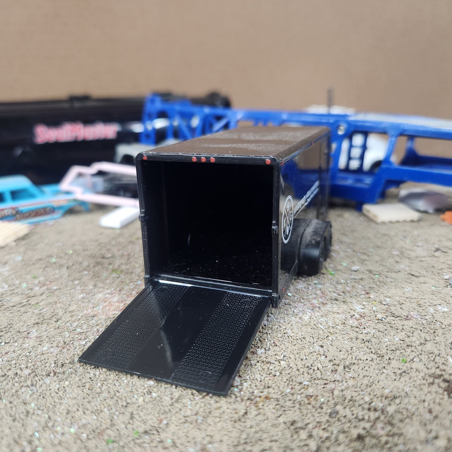 1:64 Maisto Enclosed Car Hauler Trailer Black