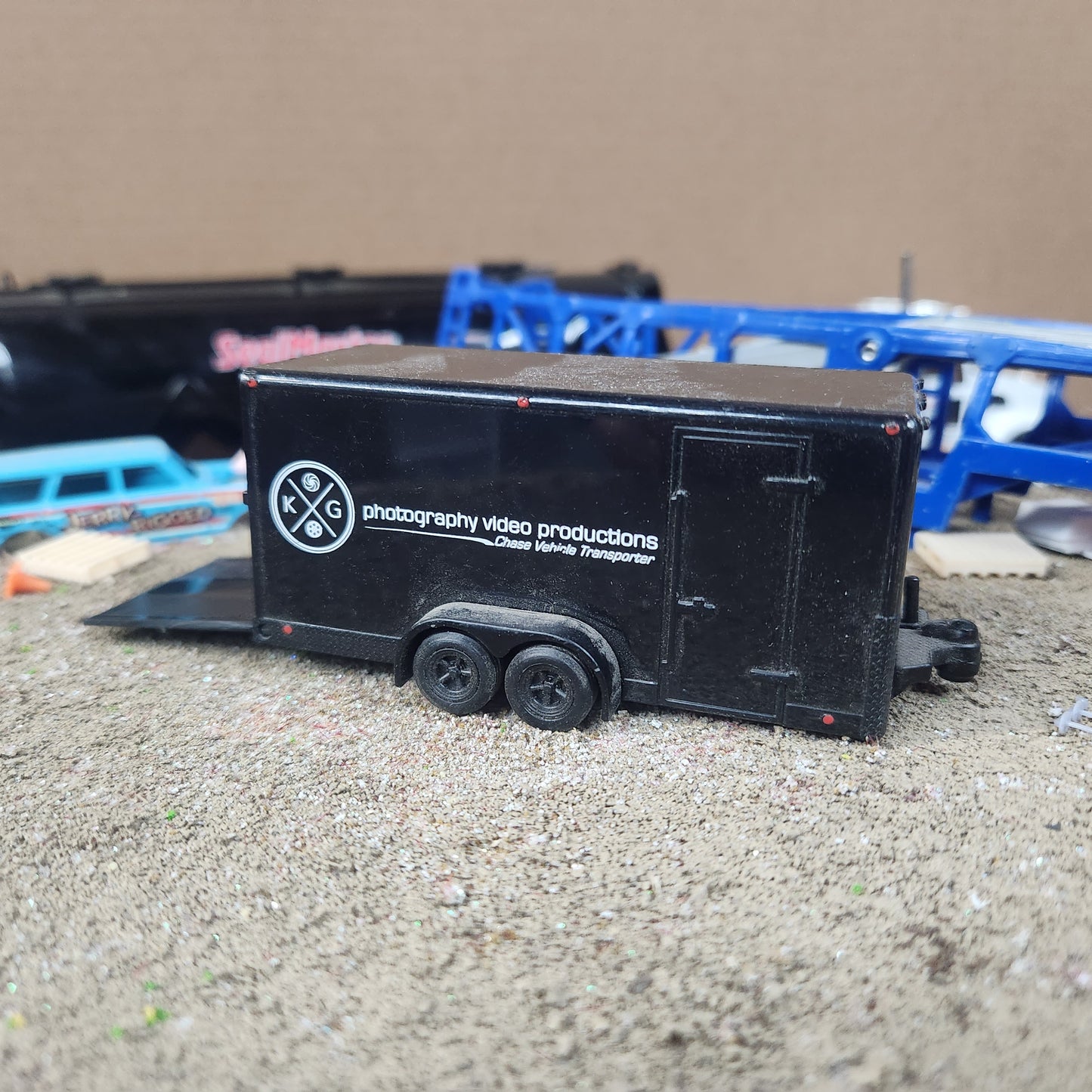 1:64 Maisto Enclosed Car Hauler Trailer Black