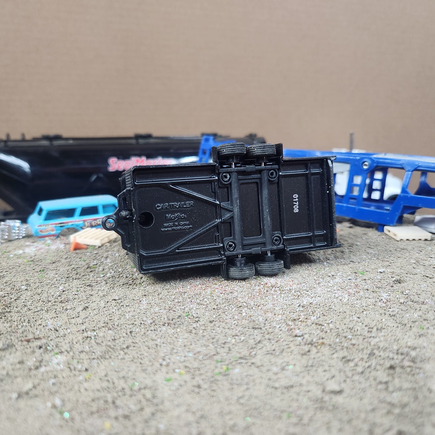 1:64 Maisto Enclosed Car Hauler Trailer Black