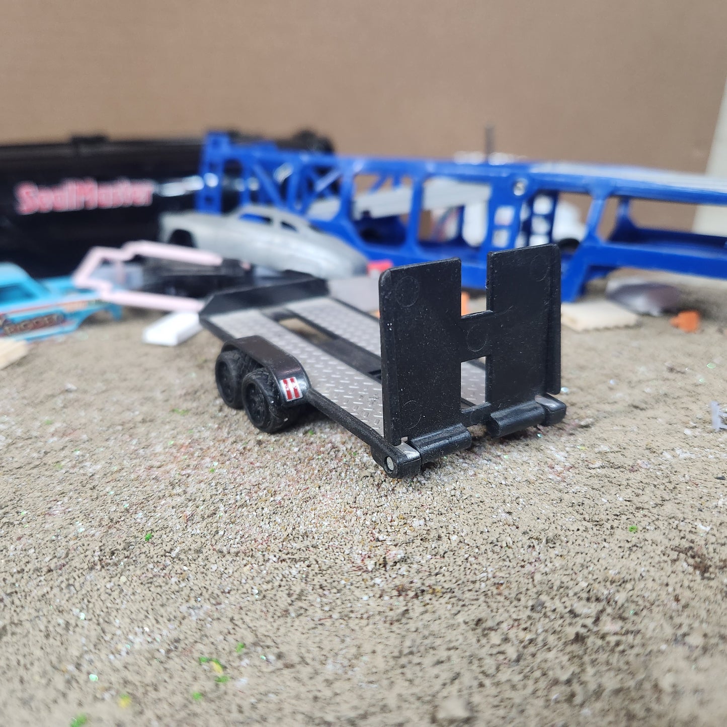 1:64 Maisto Car Hauler with Foldable Ramps