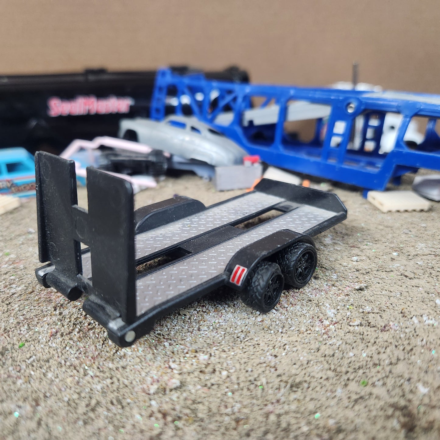 1:64 Maisto Car Hauler with Foldable Ramps