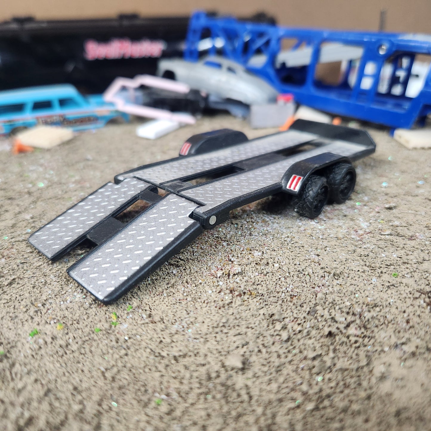1:64 Maisto Car Hauler with Foldable Ramps