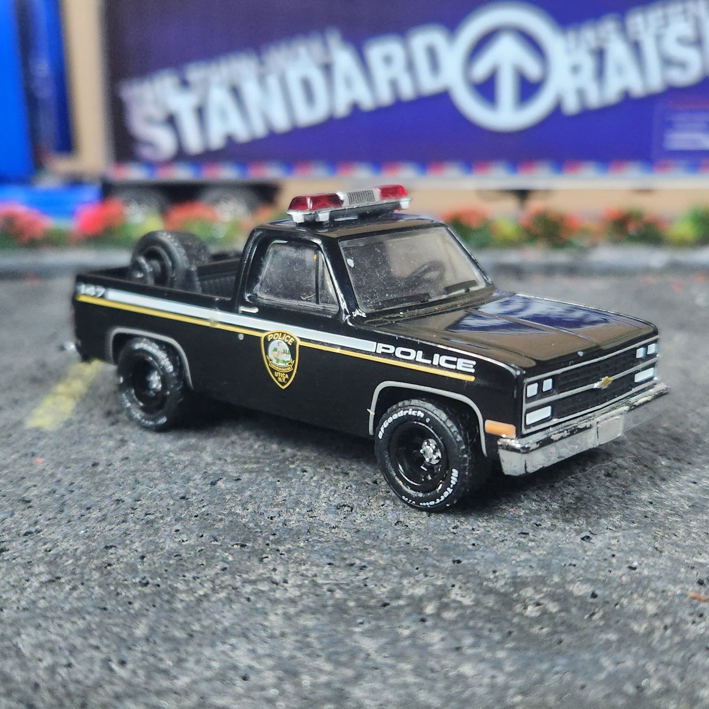 1:64 Scale Greenlight 1990 Chevy K5 Blazer Utica Police Truck