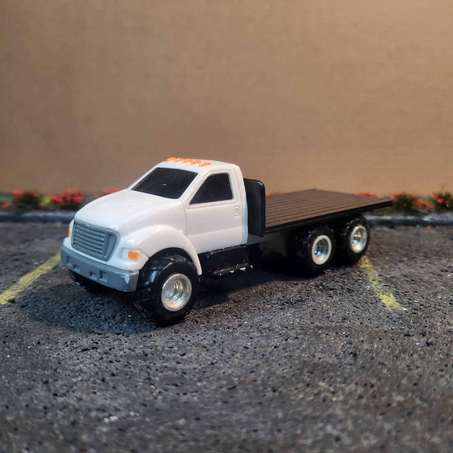 Ertl 1:64 Scale Unbranded Flatbed Truck White