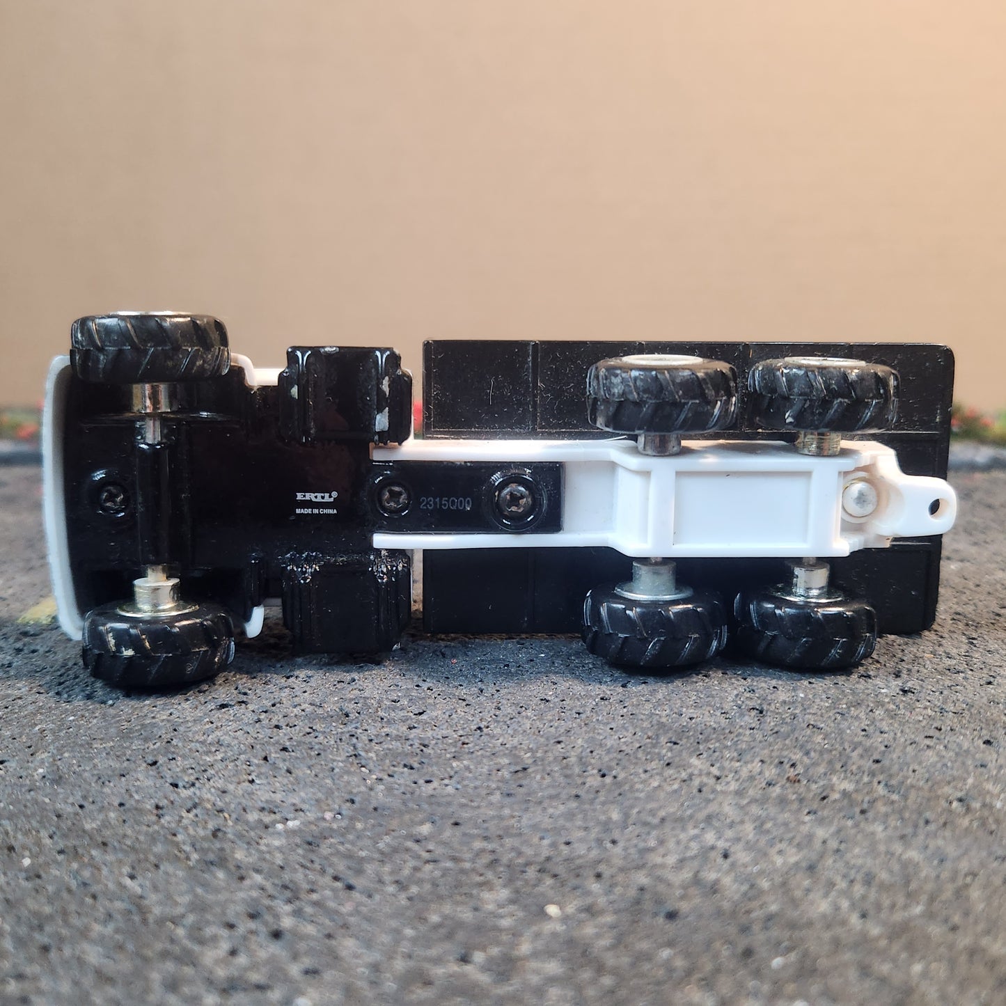 Ertl 1:64 Scale Unbranded Flatbed Truck White