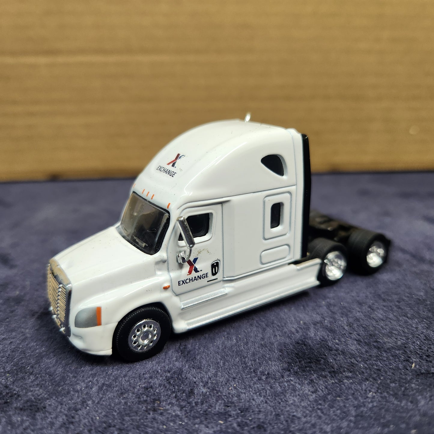 Pair of 2 Tonkin Replicas 1:87 Scale Freightliner Cabs Exchange Trailers