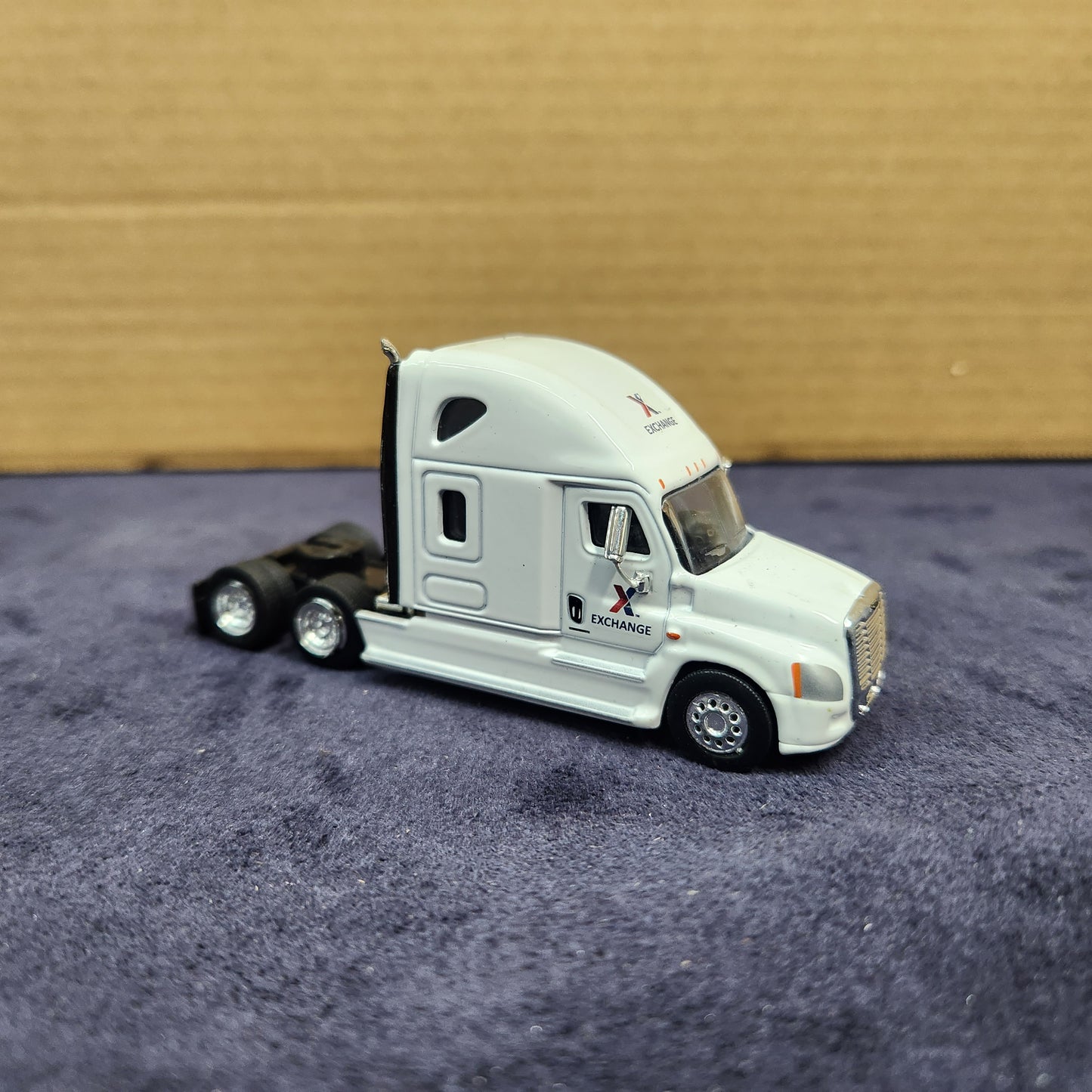 Pair of 2 Tonkin Replicas 1:87 Scale Freightliner Cabs Exchange Trailers