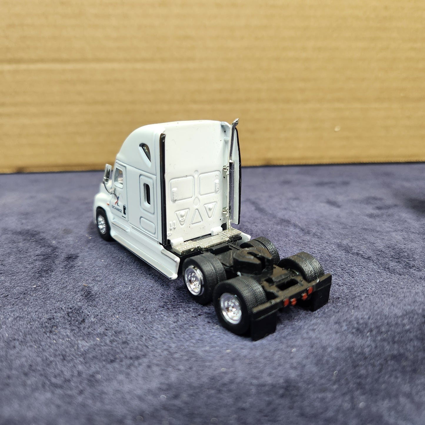 Pair of 2 Tonkin Replicas 1:87 Scale Freightliner Cabs Exchange Trailers