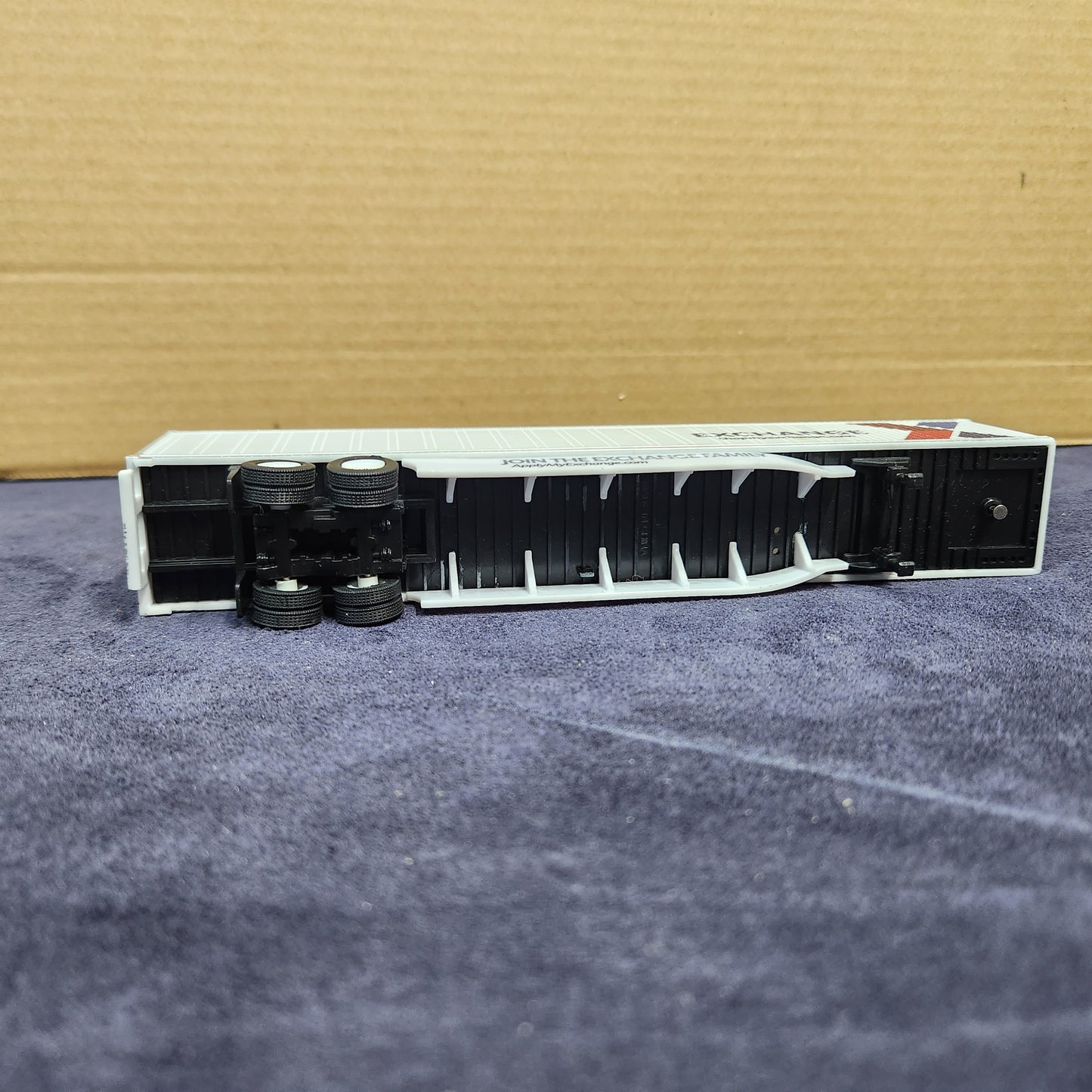 Pair of 2 Tonkin Replicas 1:87 Scale Freightliner Cabs Exchange Trailers