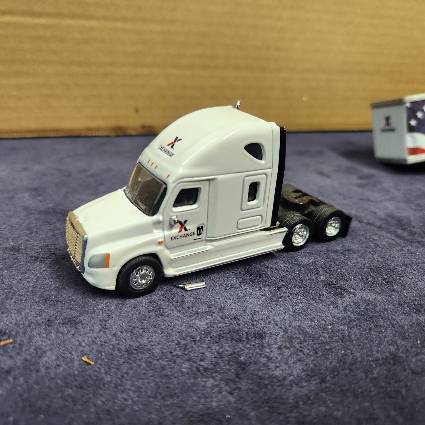 Pair of 2 Tonkin Replicas 1:87 Scale Freightliner Cabs Exchange Trailers
