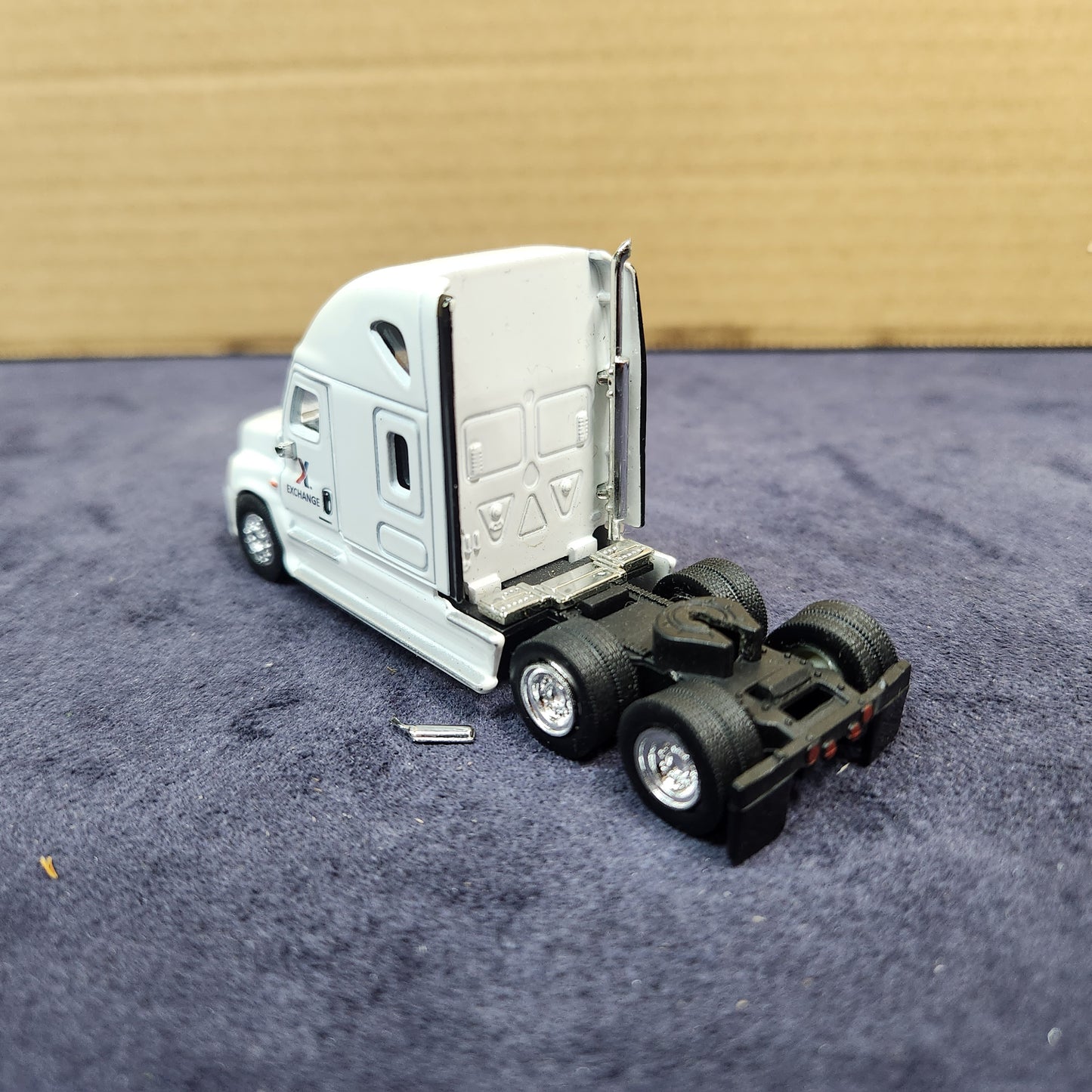 Pair of 2 Tonkin Replicas 1:87 Scale Freightliner Cabs Exchange Trailers