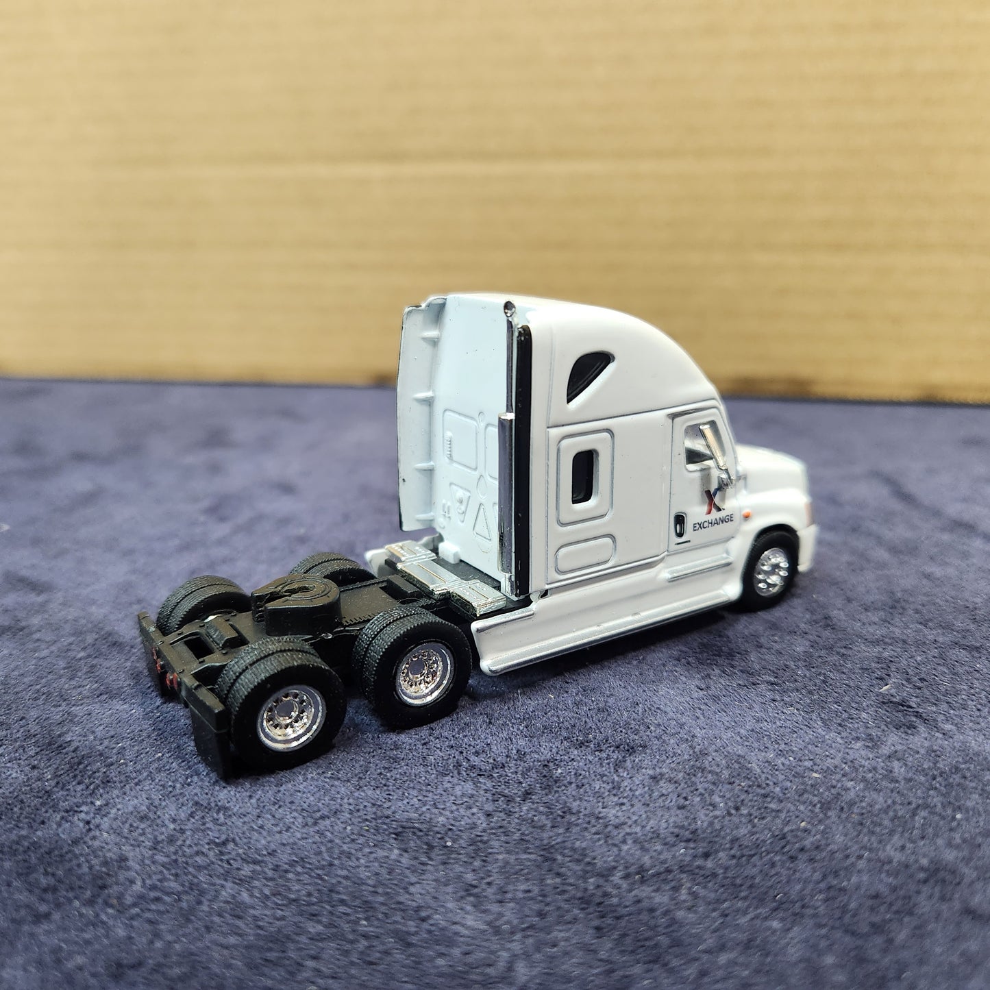 Pair of 2 Tonkin Replicas 1:87 Scale Freightliner Cabs Exchange Trailers