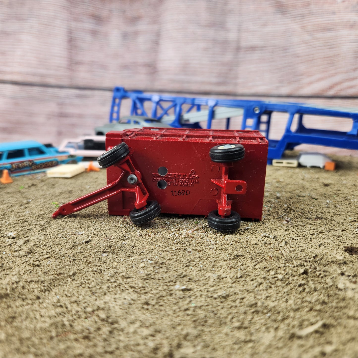 1:64 Ertl Covered Forage Wagon Red Grey