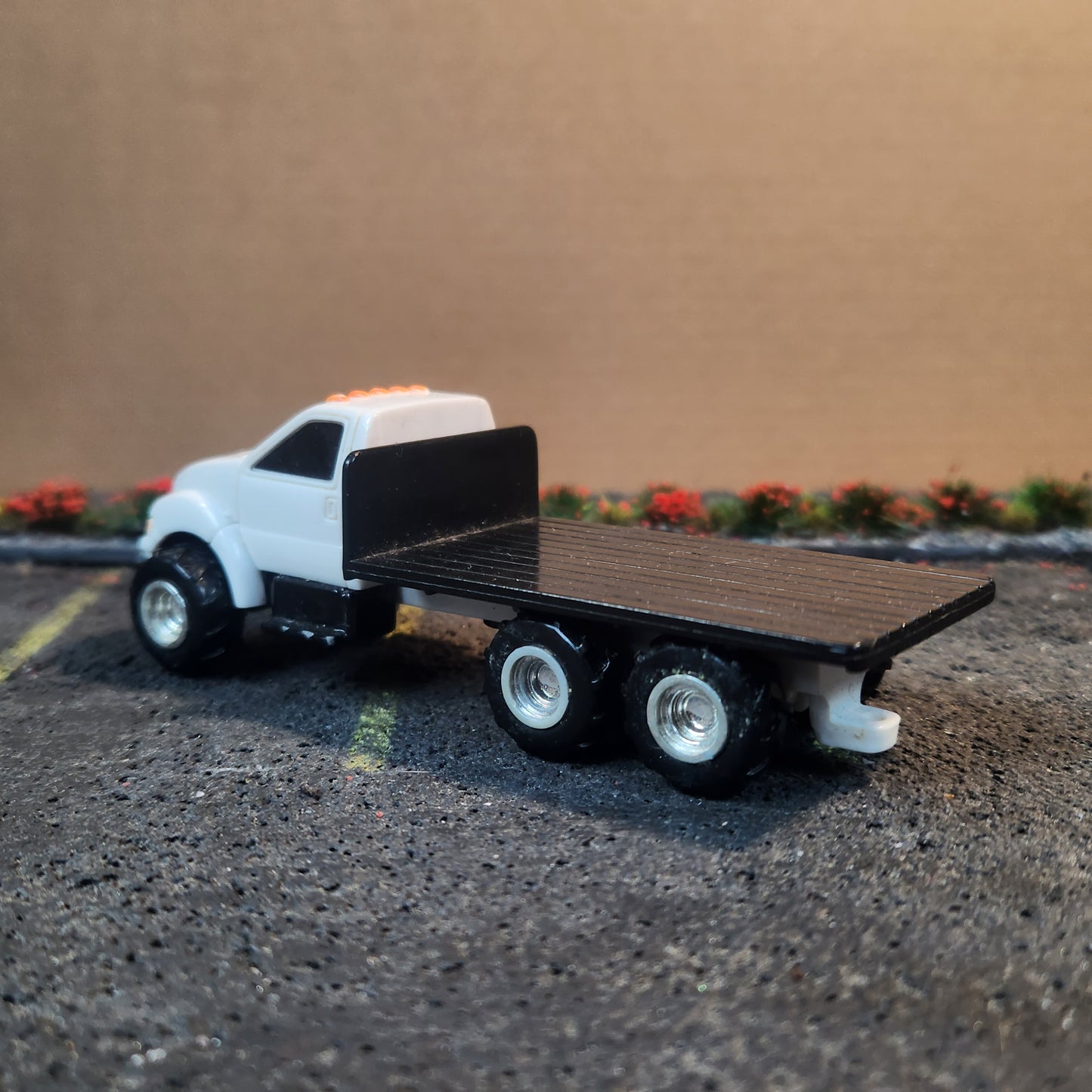 Ertl 1:64 Scale Unbranded Flatbed Truck White