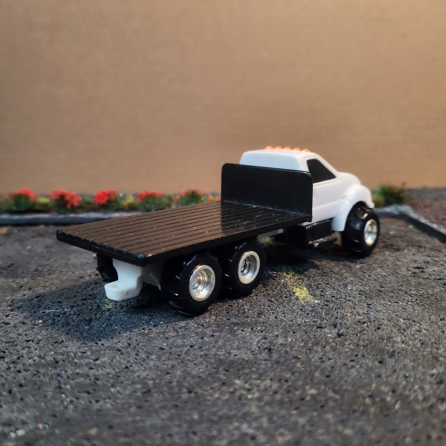 Ertl 1:64 Scale Unbranded Flatbed Truck White