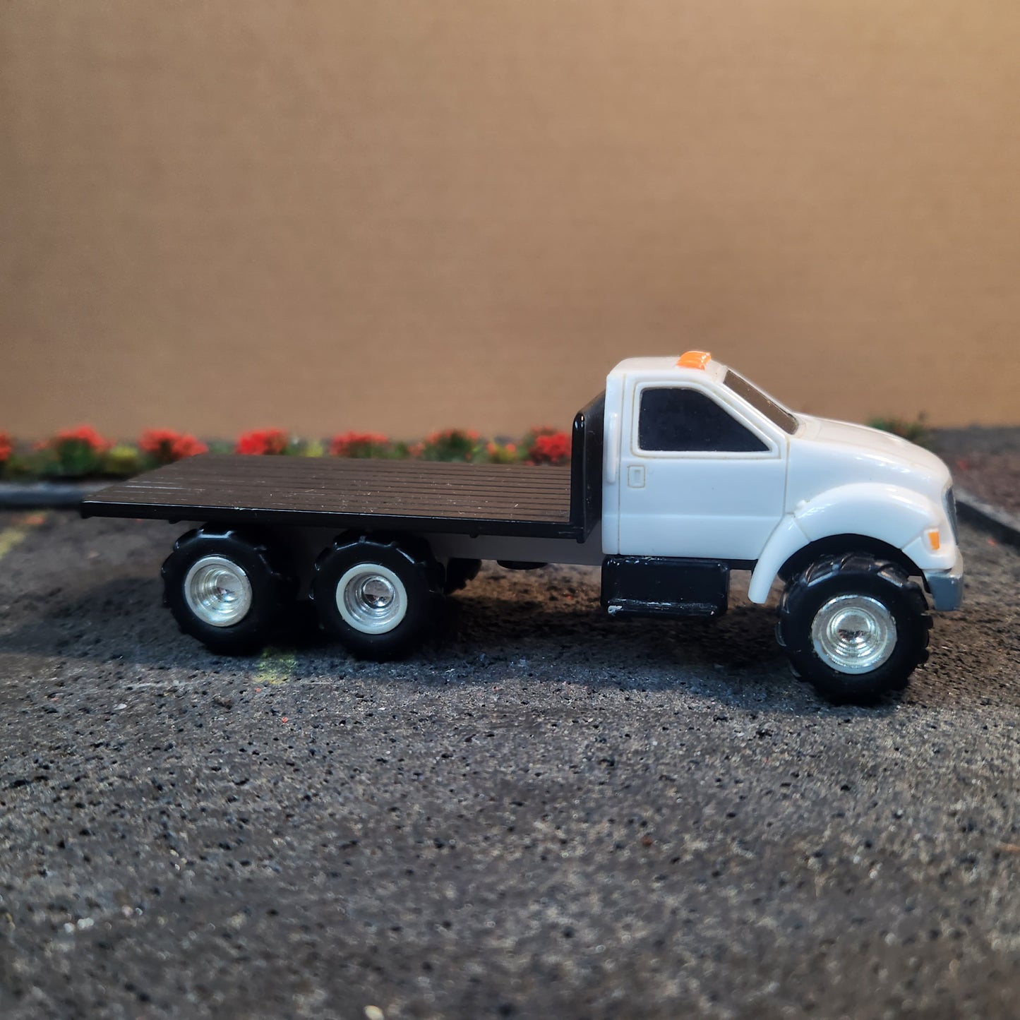 Ertl 1:64 Scale Unbranded Flatbed Truck White