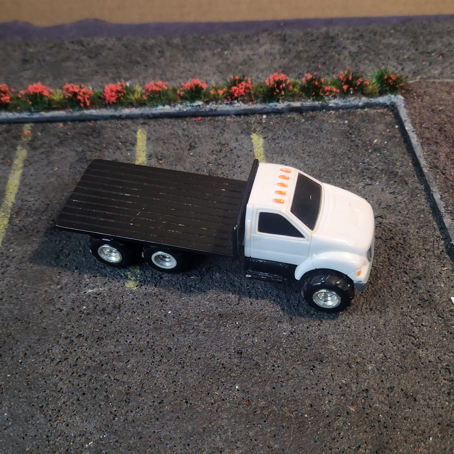 Ertl 1:64 Scale Unbranded Flatbed Truck White